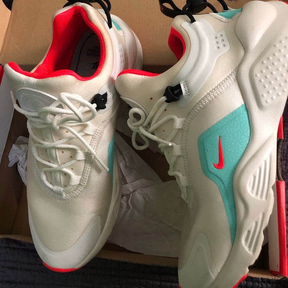 Nike Shoes - Nike Air Huarache Cuty Move Size 8